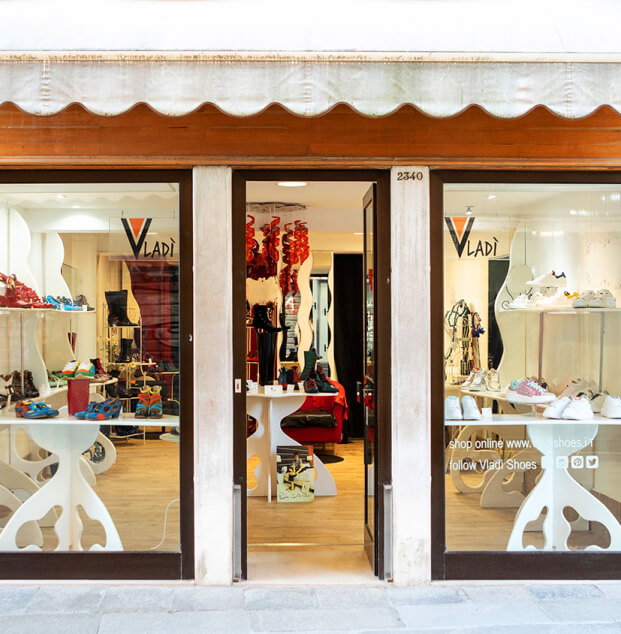 Vetrina del negozio di scarpe Vladì Shoes a Venezia
